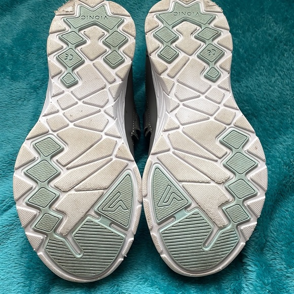 Vionic casual everyday Sneakers - Picture 2 of 9